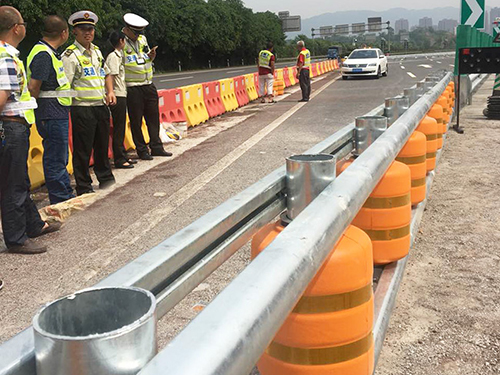 旋轉(zhuǎn)式防撞護欄安裝